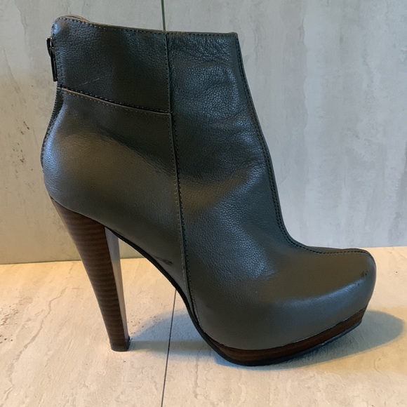 Restricted Shoes - Restricted Women's Gray Leather Back Zipper Platform High Heeled Ankle Boots 8.5